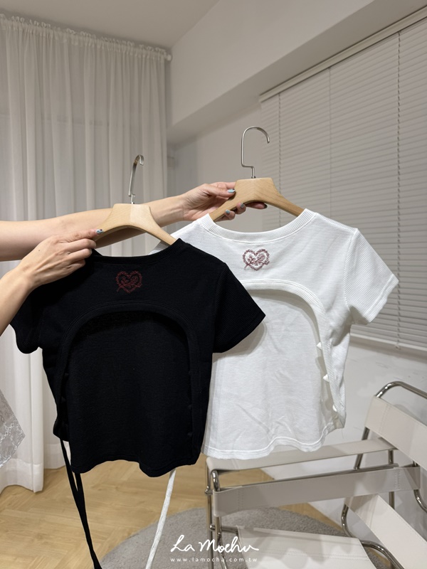 鬆餅格愛心刺繡綁帶上衣